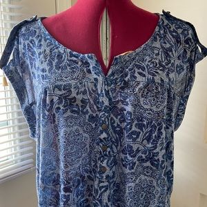 Denver Hayes women blue floral knit short sleeves top. Size 2XL. Used.